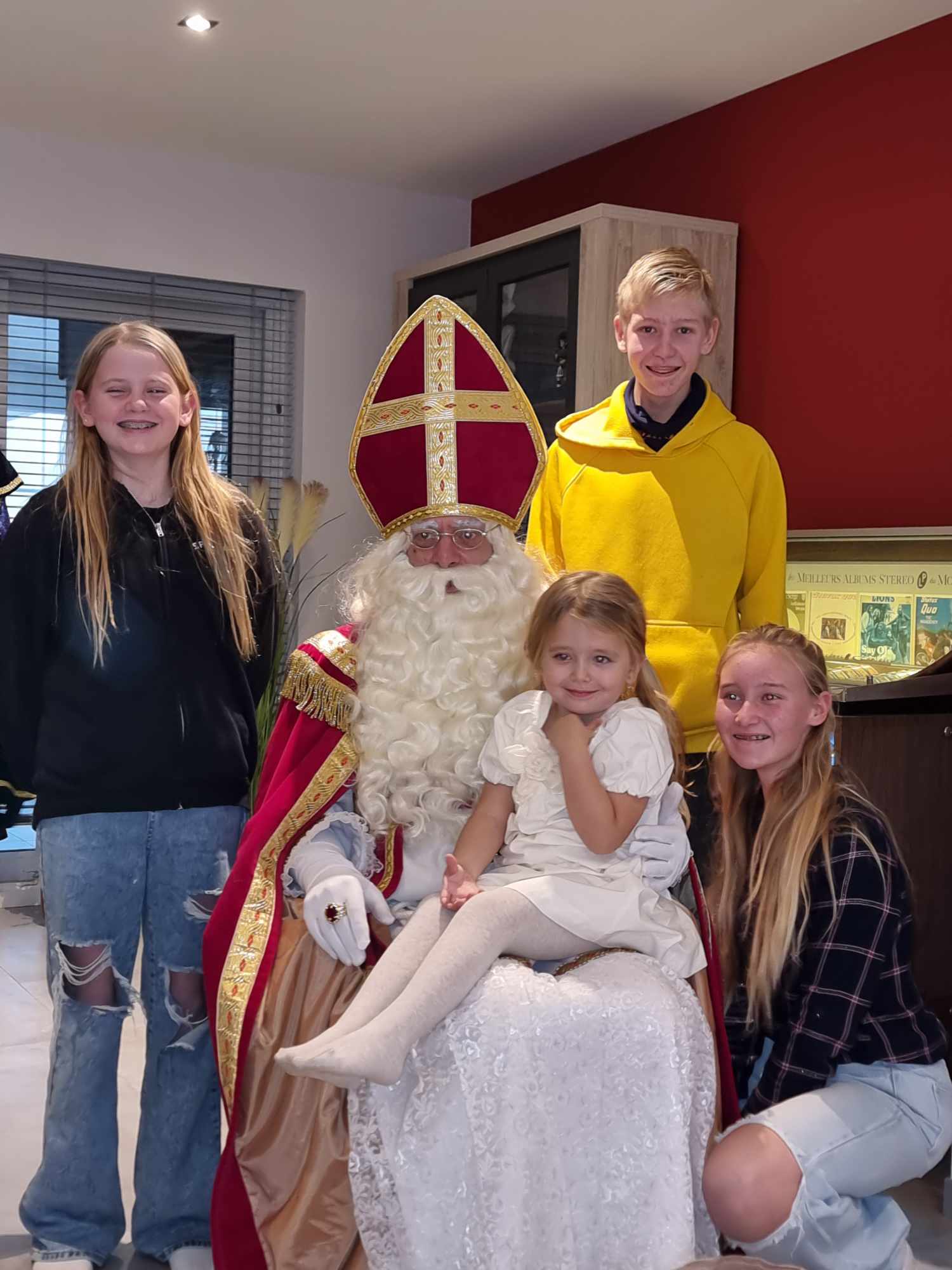 Sint leest voor aan kind
