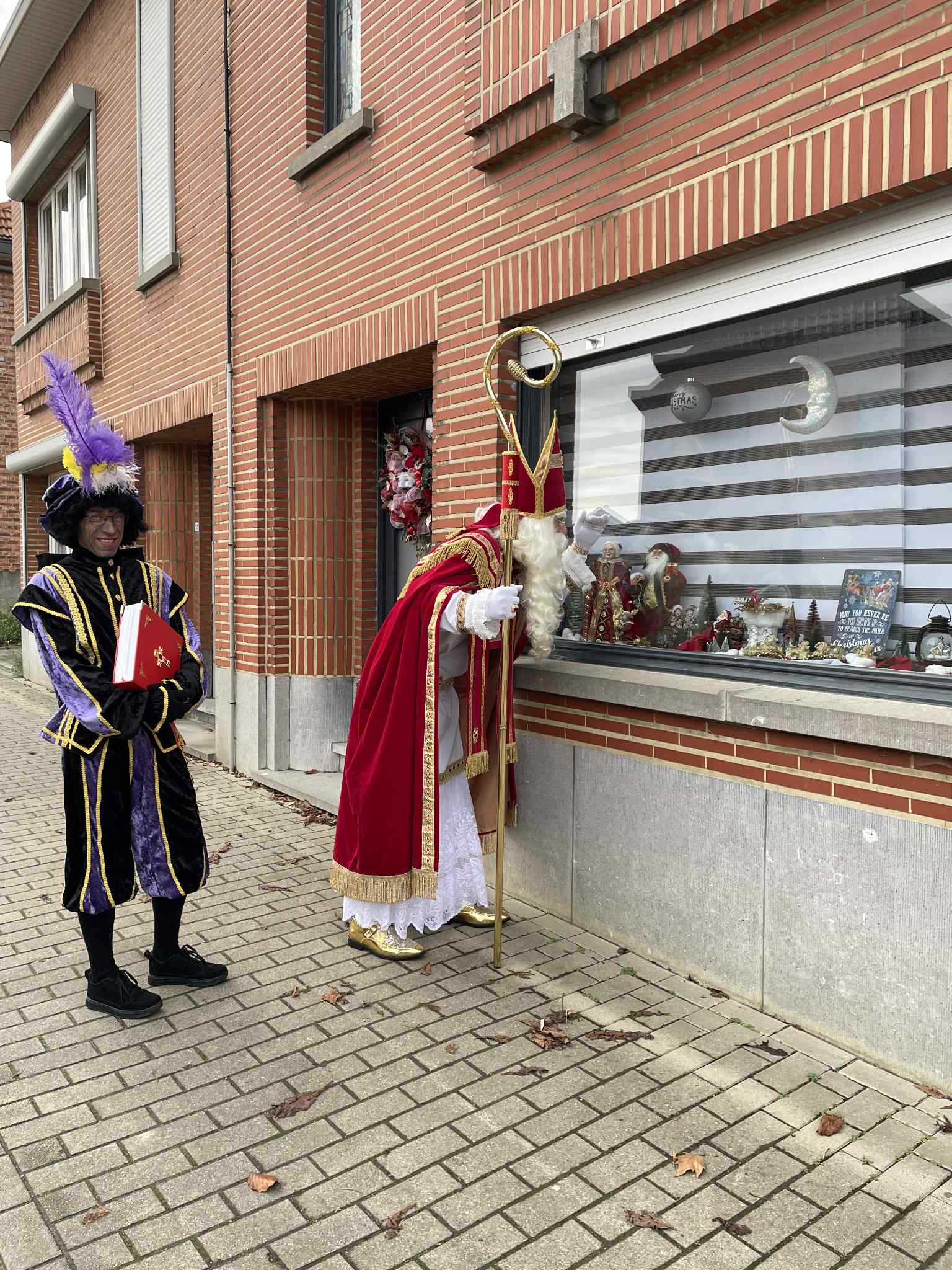 Sint en Piet bij raam