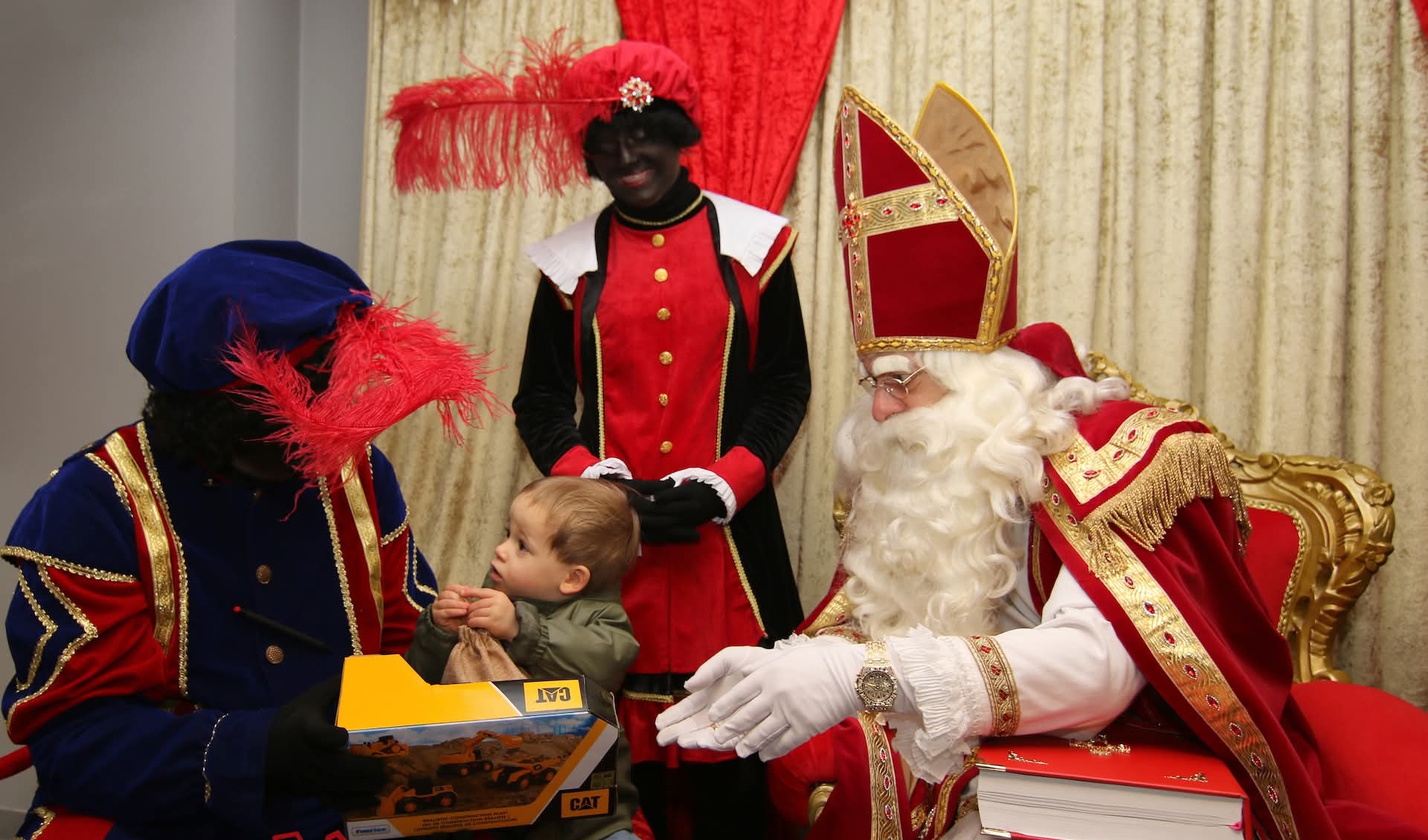 Jongetje met cadeau