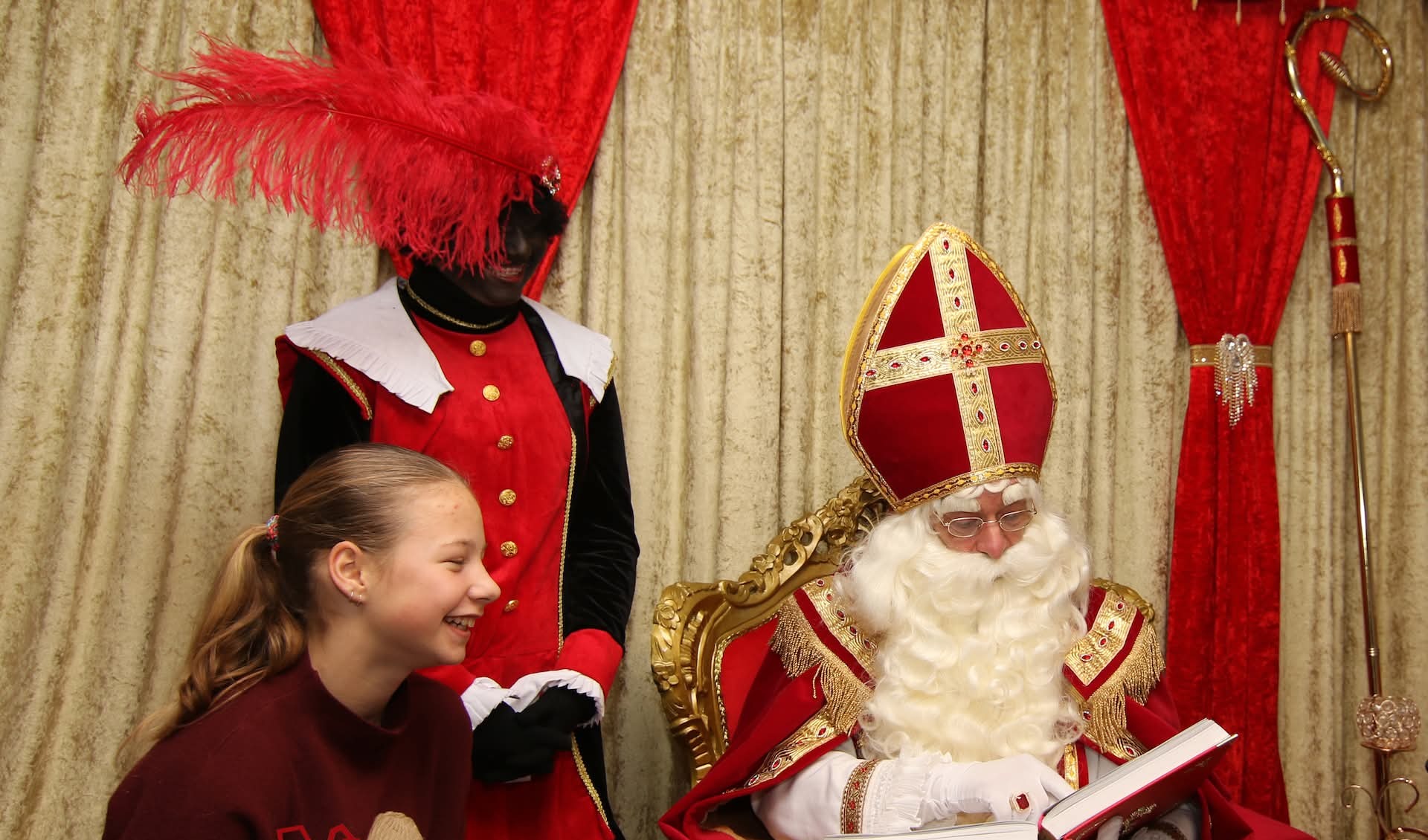 Meisje bij Sinterklaas